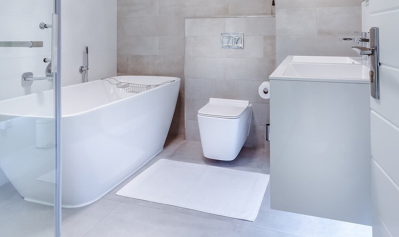 Wykończona łazienka i toaleta ze stelażem