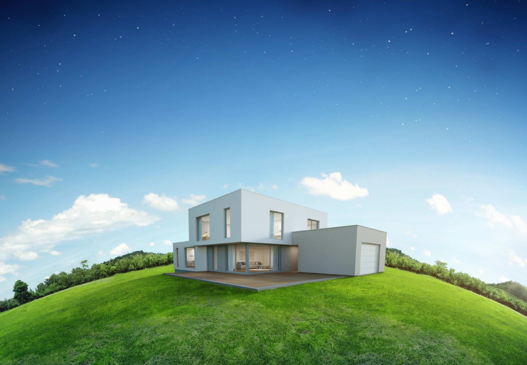 dom pasywny w otoczeniu zielonej trawy i z niebieskim niebem w tle