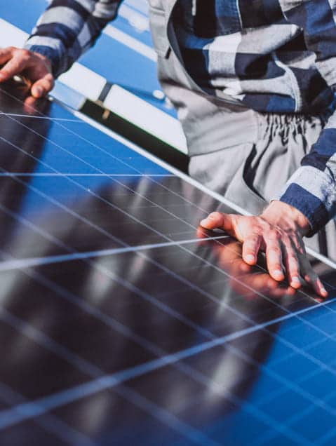 man-worker-firld-by-solar-panels-1-e1631038588510