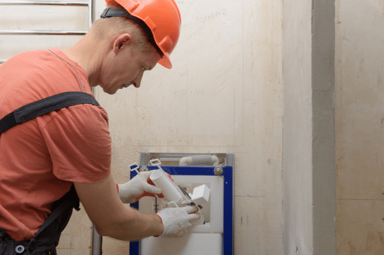 Fachowiec montujący toaletę