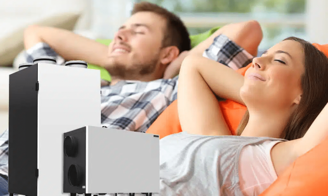 para odpoczywająca na sofie i rekuperatory w rogu